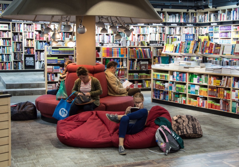 magasin-LE VAL-min_books_bookstore_book_reader_readers_reading_shop_sale_books-849006