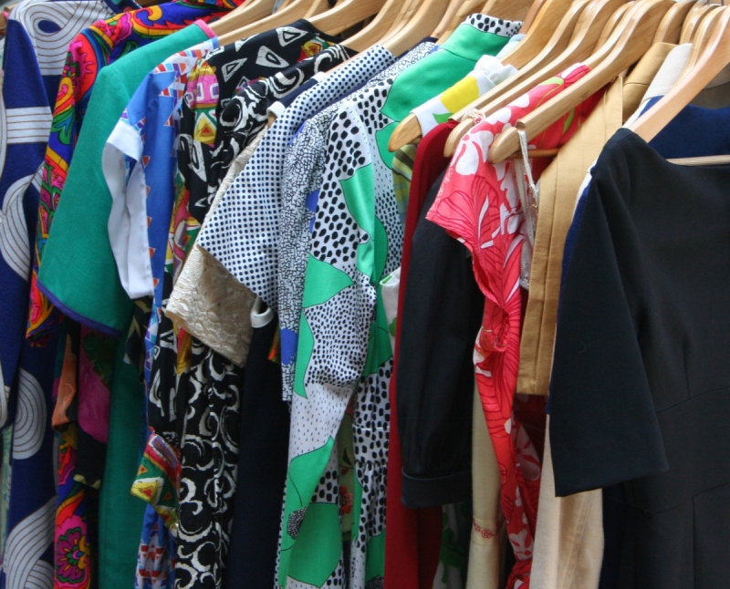 magasin-LE VAL-min_dresses_apparel_clothing_clothes_clothes_hangers_wooden_hangers_retail_shop_closet-1149845